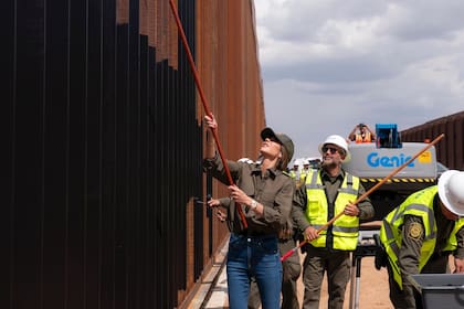 Kristi Noem fue personalmente a pintar el muro fronterizo con México, a pedido del presidente Trump