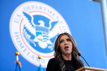 Kristi Noem, la secretaria de Seguridad Nacional de EE.UU., firmó un decreto para revocar la orden del gobierno anterior