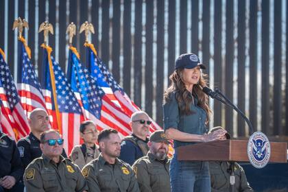 Kristi Noem ofrece una conferencia de prensa en la frontera entre Estados Unidos y México el 4 de febrero de 2026 en Nogales, Arizona