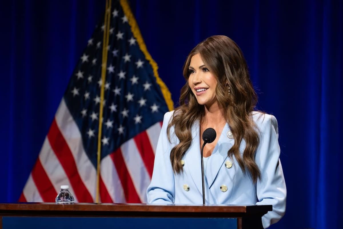 Kristi Noem respaldó el centro migratorio de Florida