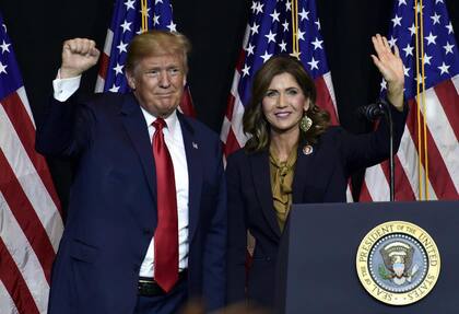 Kristi Noem, secretaria de Seguridad Nacional, definió la “autodeportación” como la forma más segura para evitar detenciones y expulsiones forzadas