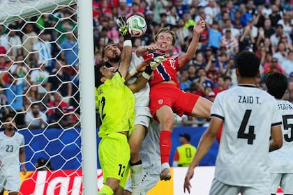 Kristian Thorstvedt cabeceo y la pelota le termina pegando a Aymen Hussein, que la mete en contra para el 4-1 final de Noruega sobre Irak, por la primera fecha del Mundial