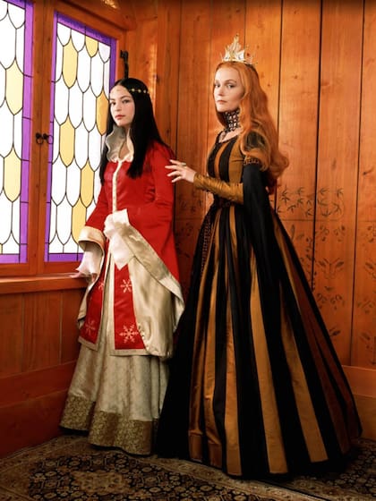 Kristin Kreuk junto a Miranda Richardson en la película para televisión de 2001 Blancanieves