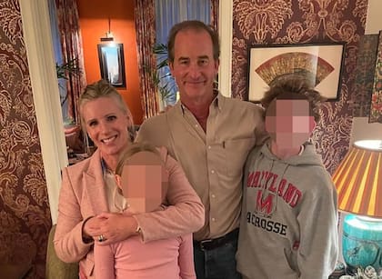 Kristin y Andrew Cabot junto a los hijos de él