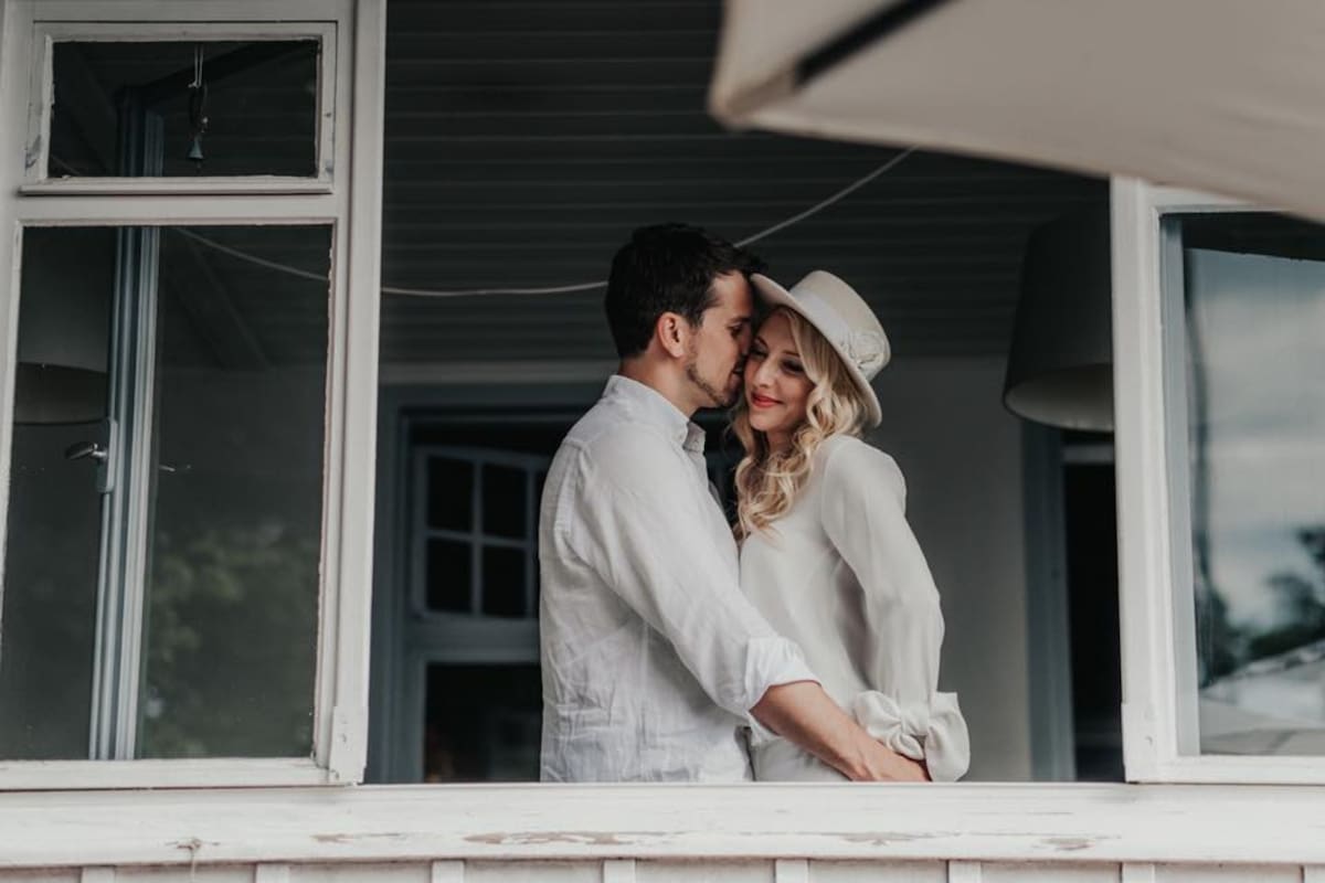Kristina Joksimovic junto a su marido, Thomas, quien se declaró culpable de asesinato, en una foto de su matrimonio en 2018