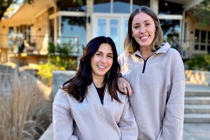Kristina Modares, izquierda, y Stephanie Douglass, derecha, abrieron una agencia de real estate en Austin, Texas, enfocada en alentar a las mujeres solteras a invertir en bienes raíces.