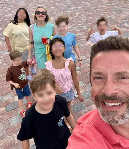 Kristopher y Amanda, junto a sus seis hijos