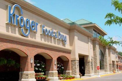 Kroger colocó carteles con un aviso para los clientes que abonen sus compras en efectivo