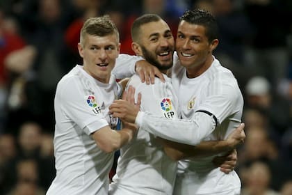 Kroos, Benzema y Cristiano Ronaldo celebran uno de los goles de Real Madrid