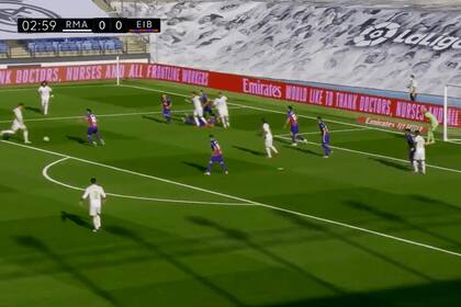 Kroos perfila el pie derecho para colocar la pelota por encima del arquero