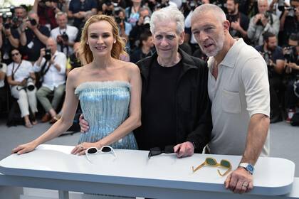 Kruger, Cronenberg y Cassel posan para las cámaras antes de la conferencia de prensa en la que presentaron la nueva película del director canadiense