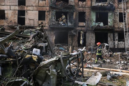 Trabajadores de emergencias inspeccionan un edificio de apartamentos de varias plantas dañado por el último ataque ruso con cohetes en Krivói Rog, Ucrania, martes 13 de junio de 2023.