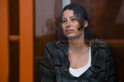 Ksenia Karelina, también conocida por el apellido de Khavana, está sentada en una jaula de imputados en un tribunal de Ekaterimburgo, Rusia, el jueves 20 de junio de 2024.