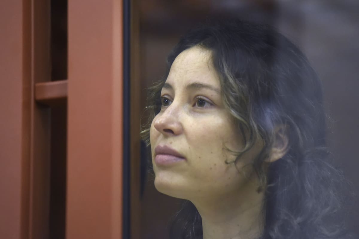 Ksenia Karelina, también conocido como Khavana sentada en una celda de cristal en una sala del tribunal en Ekaterimburgo, Rusia, el jueves 15 de agosto de 2024.
