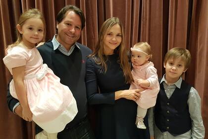 Ksenia y su familia. Con raíces también italianas sus hijos dicen: "En casa comemos pizza de papa los sábados, el asado los domingos y almorzamos con sopa rusa de remolacha (borsch)".