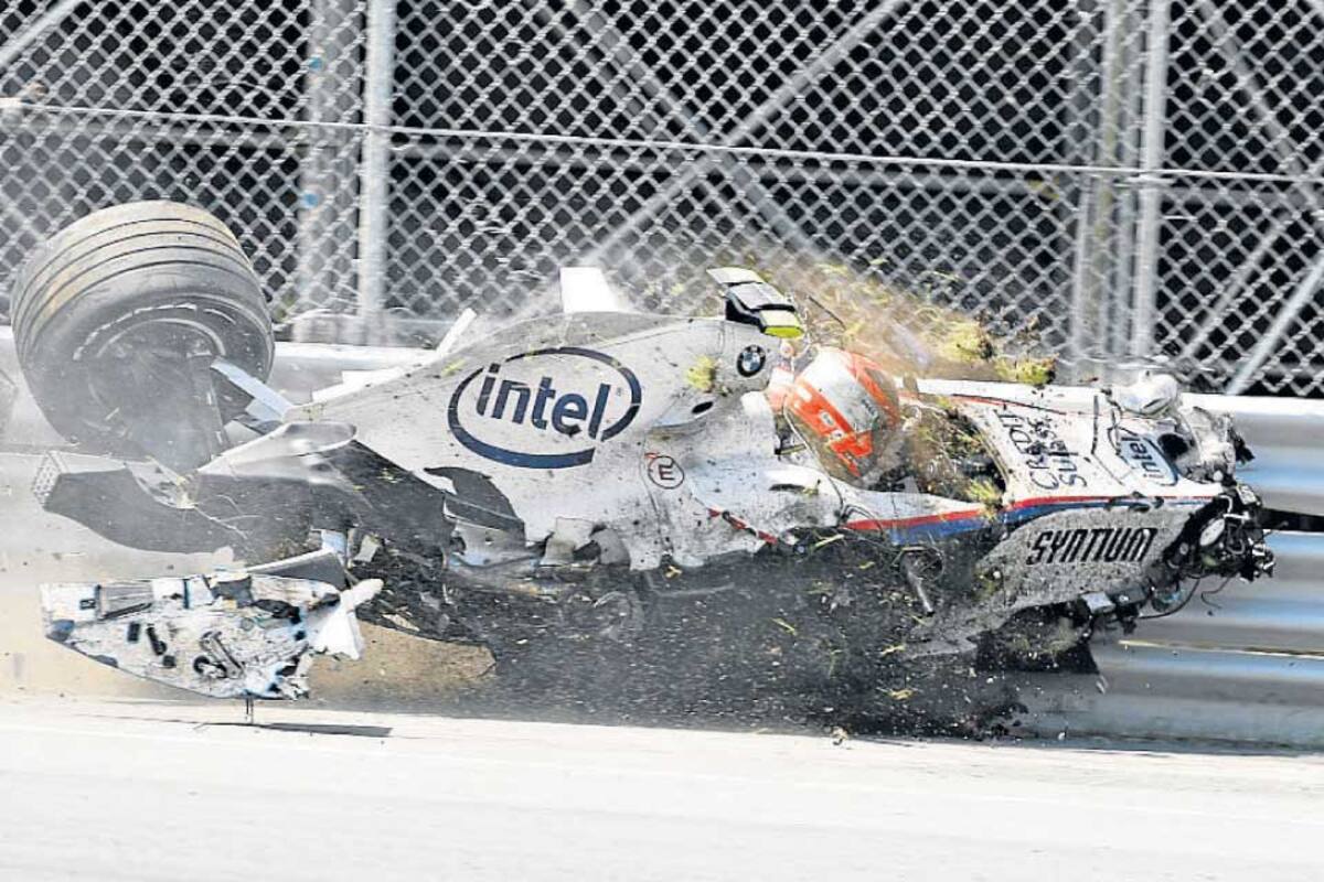 Kubica impacta contra las protecciones en Montreal 07; para el Vaticano se trató de un milagro de Juan Pablo II
