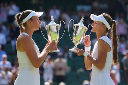 Kudermetova y Mertens ganan la final de dobles femeninos en Wimbledon