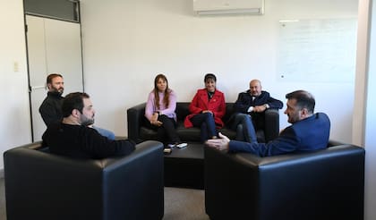 Kueider, durante una de sus últimas apariciones en Concordia, cuando se reunió con funcionarios locales para entregar donaciones por inundaciones