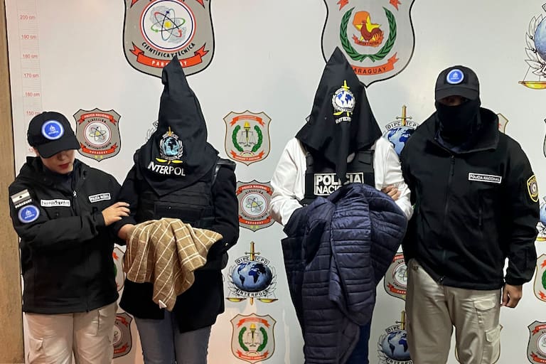 Kueider y su pareja cuando fueron detenidos por Interpol en Paraguay