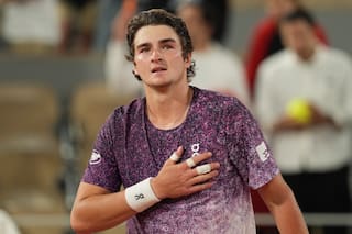Kuerten celebra mientras el brasileño Joao Fonseca sigue sus pasos en Roland Garros