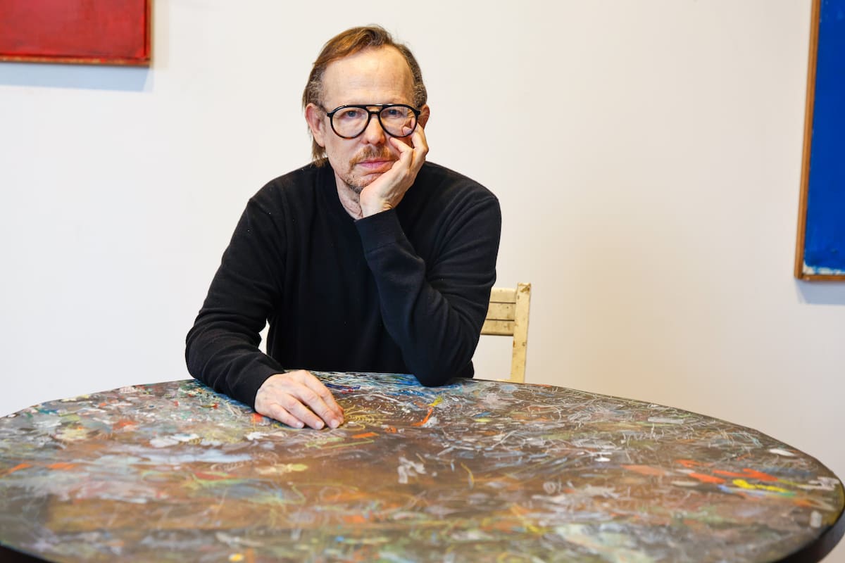 Kuitca con su mesa redonda, que es una obra de arte; pronto estará exhibida en Arthaus con la serie de sus "Diarios" que a llega a su fin