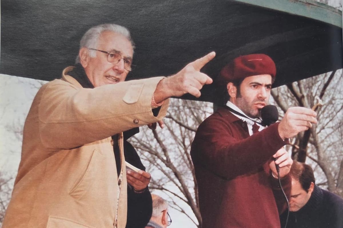 Kuki y Alfonso Monasterio, padre e hijo compartiendo el martillo en una feria