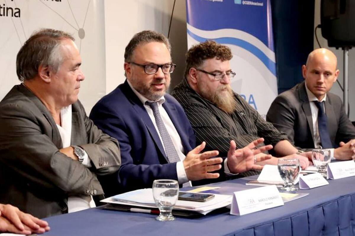 Kulfas, ayer, con empresarios de la Cgera; antes había estado con los banqueros