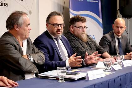 Kulfas, ayer, con empresarios de la Cgera; antes había estado con los banqueros