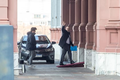 KUlfas como ex- ministro entra a la casa de gobierno por la explanada de Rivadavia