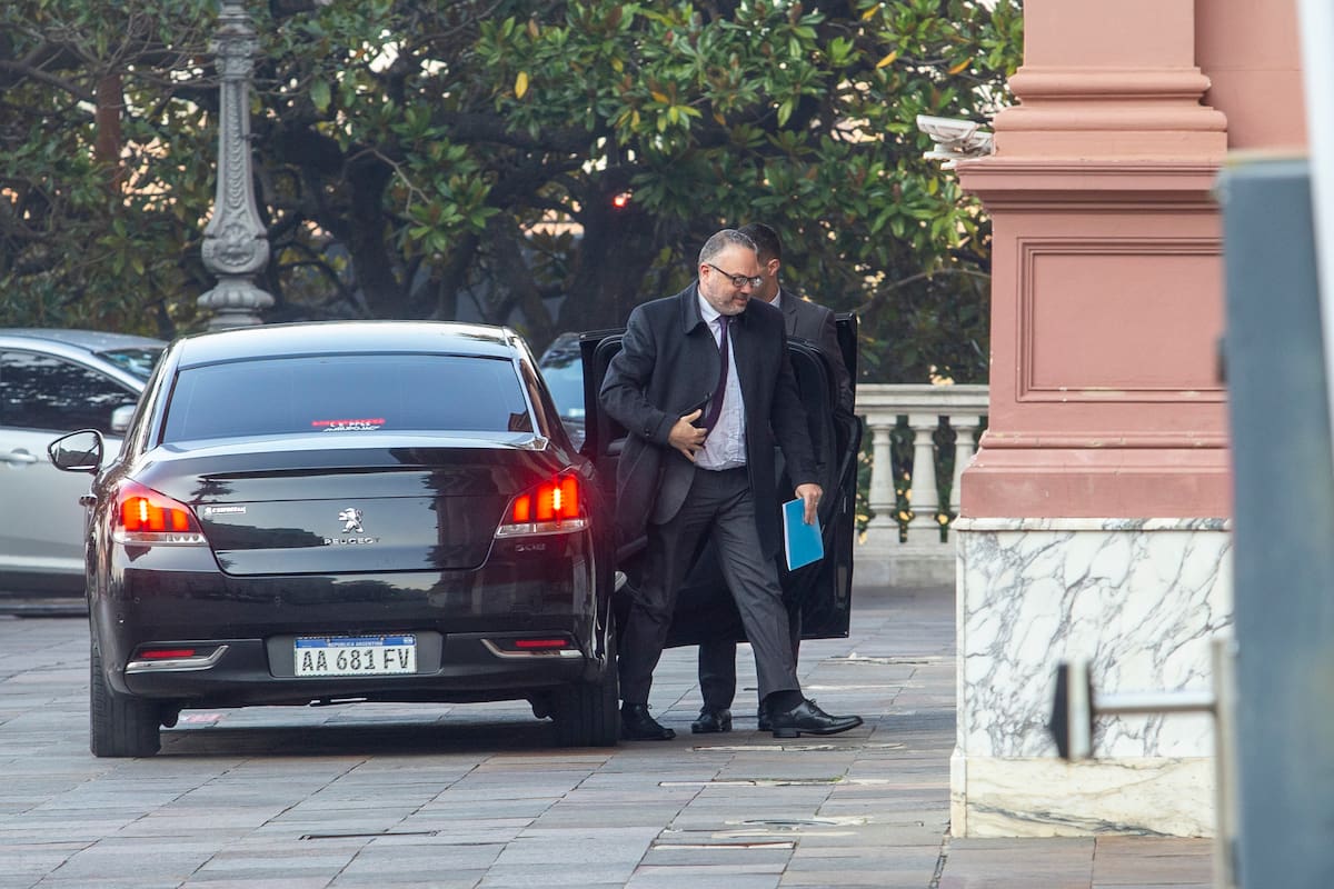 KUlfas como ex- ministro entra a la casa de gobierno por la explanada de Rivadavia