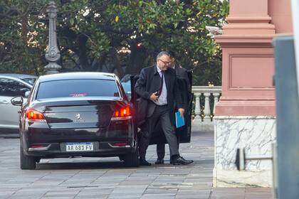 KUlfas como ex- ministro entra a la casa de gobierno por la explanada de Rivadavia