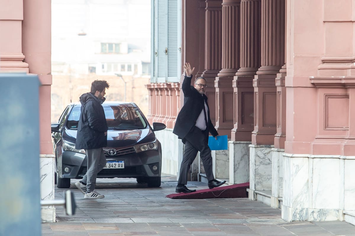 Kulfas ingresa a Casa de Gobierno por la explanada de Rivadavia, para entregarle su renuncia al Presidente