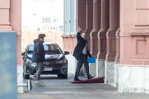 Kulfas ingresa a Casa de Gobierno por la explanada de Rivadavia, para entregarle su renuncia al Presidente