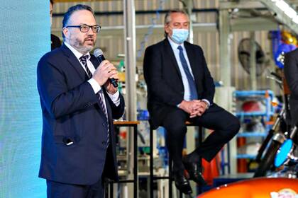 Kulfas y el presidente Alberto Fernández, en una planta de motocicletas en el Gran Buenos Aires