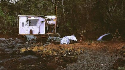 Kull construyó su propia cabaña utilizando madera contrachapada y lonas de plástico