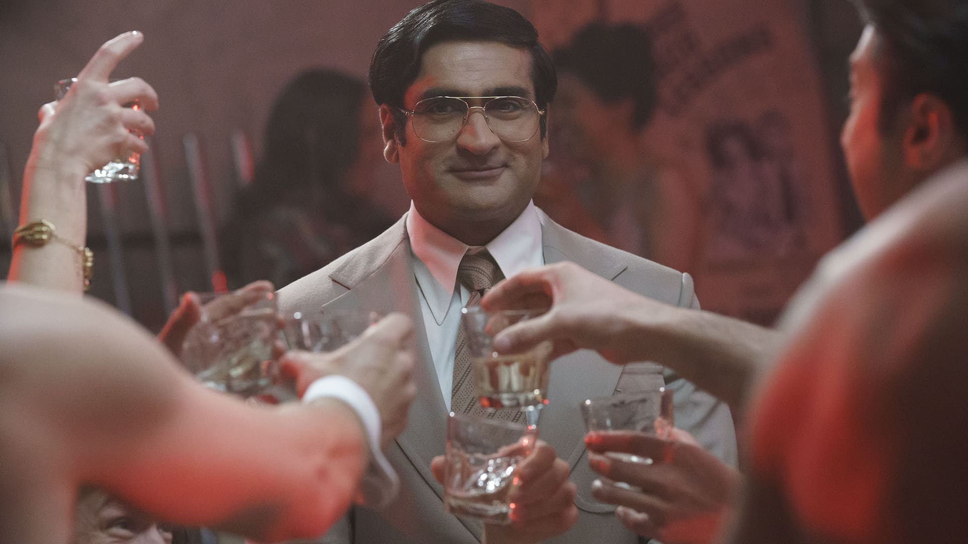 Kumail Nanjiani en la piel de Steve, creador del Chippendale