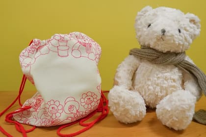 "Kumma", el oso de peluche con inteligencia artificial que fue retirado del mercado por hablar de temas sexuales y cuchillos