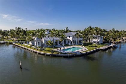 Kun Agüero, Miami. Exteriores. Vista aérea de la propiedad, en una "esquina" de Northlake, sin vecinos en el frente
