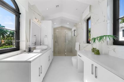 Kun Agüero, Miami. Interiores. Baño, suite de invitados