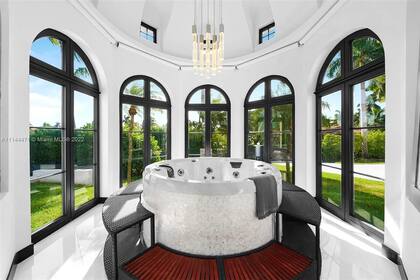 Kun Agüero, Miami. Interiores. El jacuzzi en un espacio vidriado que pertenece a la "suite principal"