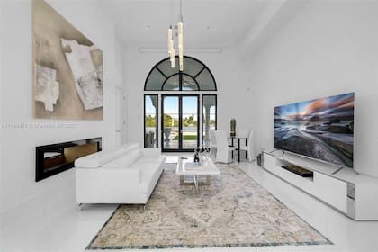 Kun Agüero, Miami. Interiores. Espacio TV
