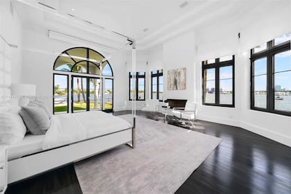 Kun Agüero, Miami. Interiores. Una de las suites para invitados