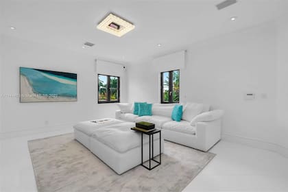 Kun Agüero, Miami. Interiores. Uno de los livings de las suites de invitados