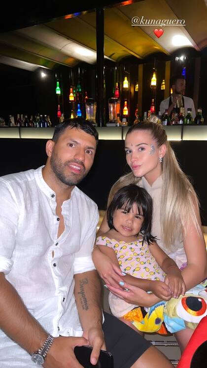 Kun Agüero y Sofia Calzetti en un evento familiar