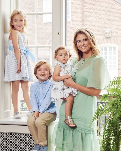 La princesa Magdalena celebró la decisión que, desde su punto de vista, les dará más libertad y privacidad a sus hijos, fruto de su matrimonio con Chris O’Neill. En la imagen que compartió en su cuenta de Instagram, se la ve junto a la princesa Leonor, el príncipe Nicolás y la princesa Adriana.
