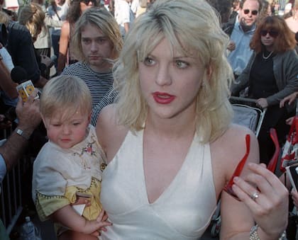 Kurt Cobain (detrás) junto a su esposa Courtney Love y su hija, Frances Bean Cobain, antes de la entrega de premios de MTV, realizada en Los Ángeles, en septiembre de 1992