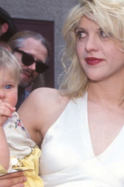 Frances Bean en su primer año de vida, con Kurt Cobain y Courtney Love, sus padres