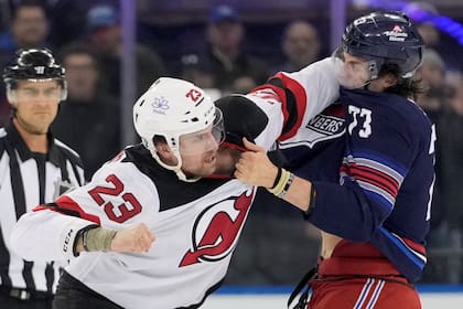 Kurtis MacDermid (23), de New Jersey Devils, a los golpes con Matt Rempe, de New York Rangers, en uno de los duelos más calientes de la NHL en el Madison Garden