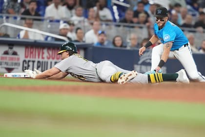 Kurtz anota y Ferguson retira en orden para dar triunfo a A's 3-2 sobre Marlins