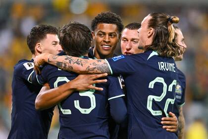 Kusini Yengi (centro) celebra tras anotar un gol para Australia ante el Líbano en el partido de las eliminatorias de Asia para el Mundial de 2026, el martes 26 de marzo de 2024. (AP Foto/Lukas Coch)